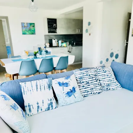 Janea Big Blue House Apartment